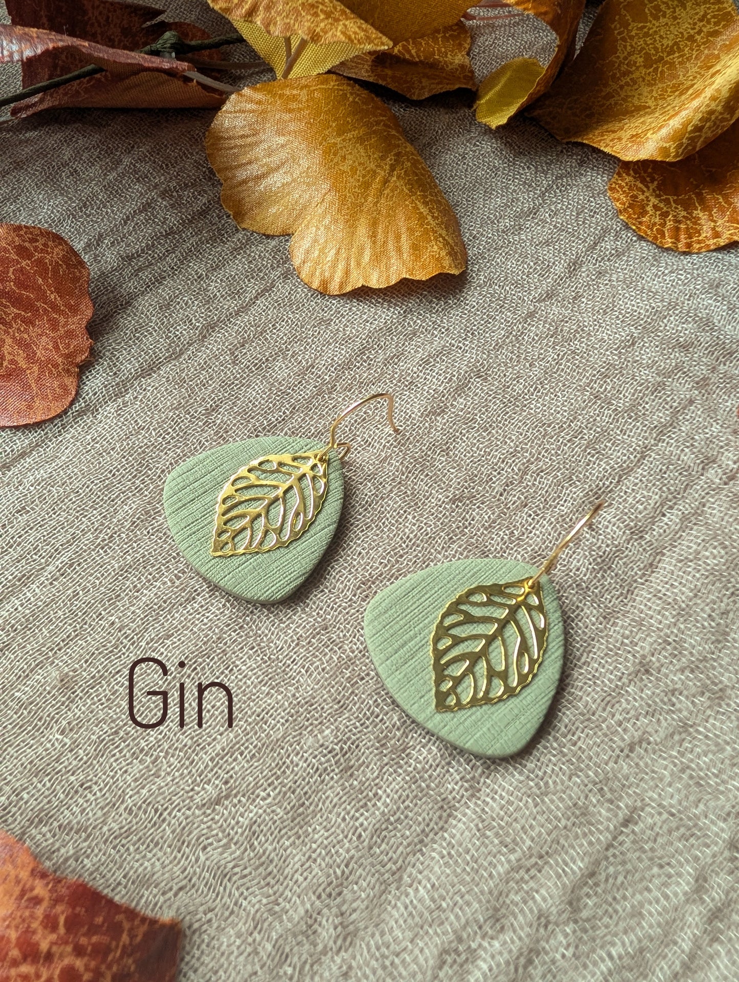 Linen Pick Leaf Charm